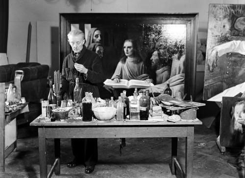 Der Vermeer-Fälscher Han van Meegeren, 1945 in seinem Atelier (Foto: Koos Raucamp, Quelle: Wikimedia Commons)