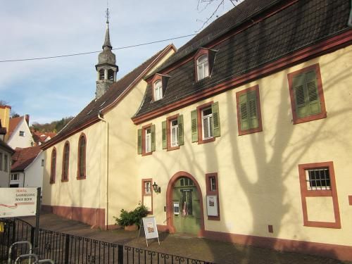 Der barocke Kirchenbau mit verbundenem Pfarrhaus beheimatet die Textilsammlung Max Berk in Heidelberg-Ziegelhausen. (Foto: KMH)