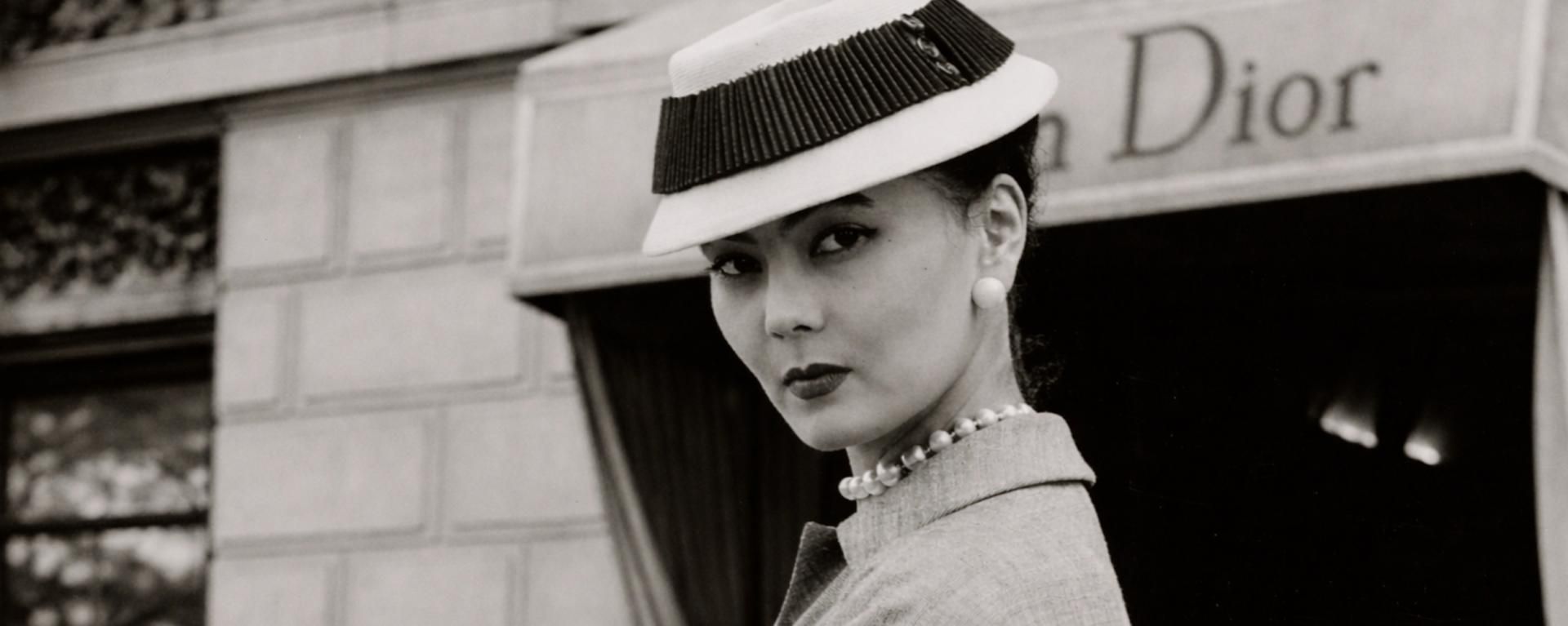 Renée in Kostüm von Christian Dior, Paris 1951; Aufnahme von Regina Relang, Münchner Stadtmuseum, Sammlung Fotografie, Archiv Regina Relang Renée in Kostüm von Christian Dior, Paris 1951; Aufnahme von Regina Relang, Münchner Stadtmuseum, Sammlung Fotografie, Archiv Regina Relang