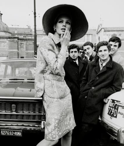 Modell in Kleid von Forquet, Rom, 1967; Regina Relang, Münchner Stadtmuseum, Sammlung Fotografie Modell in Kleid von Forquet, Rom, 1967; Aufnahme von Regina Relang, Münchner Stadtmuseum, Sammlung Fotografie