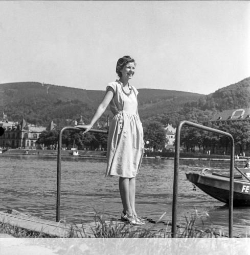 Sommerfrische an der Anlegestelle des Heidelberger Fährbetriebs, Aufnahme von Fritz Hartschuh, 1950er Jahre. Quelle: Stadtarchiv Heidelberg