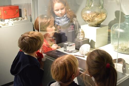 Schüler beim Besuch der Ausstellung über die Römer (Foto: KMH) Schüler beim Besuch der Ausstellung über die Römer (Foto: KMH)