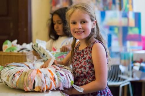 Mädchen beim Basteln in der Malstube (Foto: Diemer) Mädchen beim Basteln in der Malstube (Foto: Diemer)