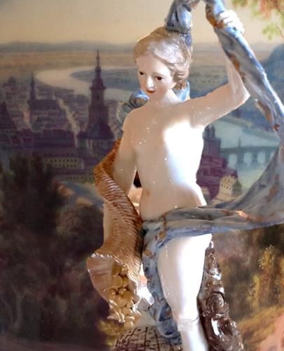 Fortuna, eine Figur aus Frankenthaler Porzellan, wacht über das Glück und Wohlergehen der Stadt. Fortuna, eine Figur aus Frankenthaler Porzellan, wacht über das Glück und Wohlergehen der Stadt.