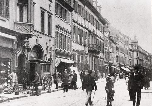 Eine historische Aufnahme der Hauptstraße mit dem Palais Morass in der Bildmitte. (Foto: Stadtarchiv Heidelberg)
