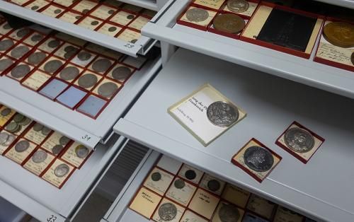 Blick in den Sammlungsschrank mit Münzen und Medaillen. (Foto: Gattner)