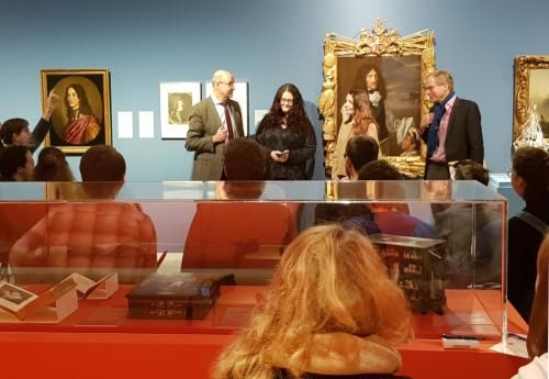 Studierende des Historischen Seminars in der Ausstellung "Königskinder" (Foto: KMH) Studierende des Historischen Seminars in der Ausstellung "Königskinder" (Foto: KMH)