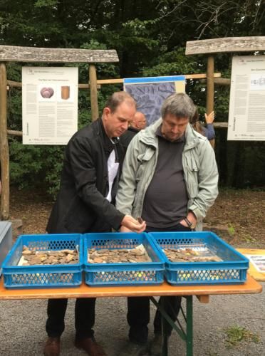 Archäologen vom Landesamt für Denkmalpflege, Landesarchäologe Prof. Dr. D. Krausse (li.) und Keltenexperte Dr. G. Wieland begutachten die gefundenen Scherben. © KMH (R. Ludwig)