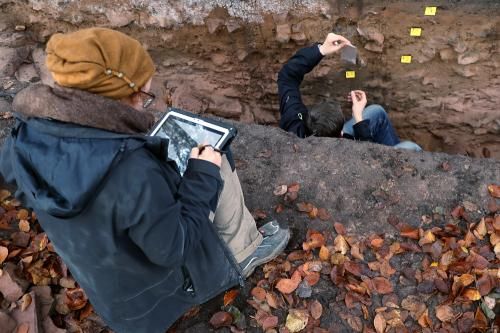 Vermessen und Dokumentieren gehören zu jeder archäologischen Ausgrabung. (Foto: Kemmet)