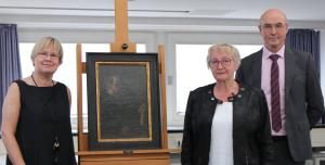 Rechtsanwältin Imke Gielen, Ministerin Theresia Bauer und Museumsdirektor Frieder Hepp bei der Übergabe des Gemäldes im MWK am 18. Juli 2022