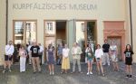 Vor dem Kurpfälzischen Museum vereint: Akteure des Heidelberger Hölderlinjahres. Foto: KMH