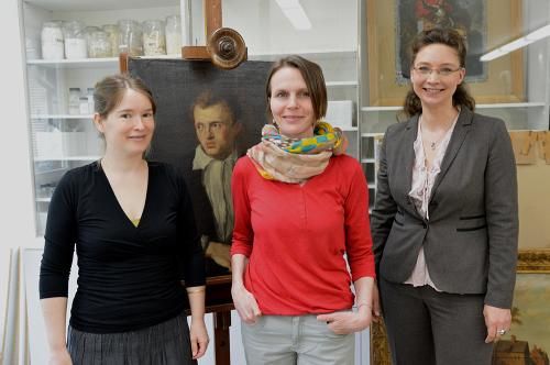 Sie kennen sich aus: Restauratorinnen Yvonne Stoldt und Susanne Voigt sowie Sammlungsleiterin Gemälde und Graphik Dr. Dagmar Hirschfelder. (Foto: KMH)