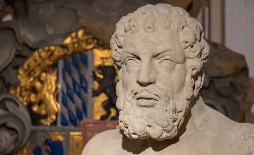 Kopf der originalen Herkulesfigur des Brunnens auf dem Heidelberger Marktplatz Kopf der originalen Herkulesfigur des Brunnens auf dem Heidelberger Marktplatz