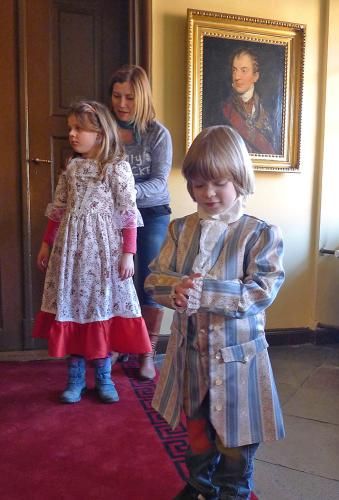 Kinder in historischen Kostümen (Foto: KMH)