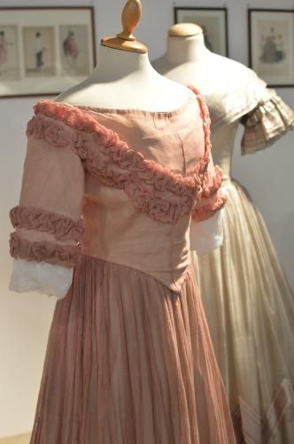 Ballkleider aus den Beständen der Textilsammlung Max Berk, 19. Jahrhundert. (Foto: KMH)
