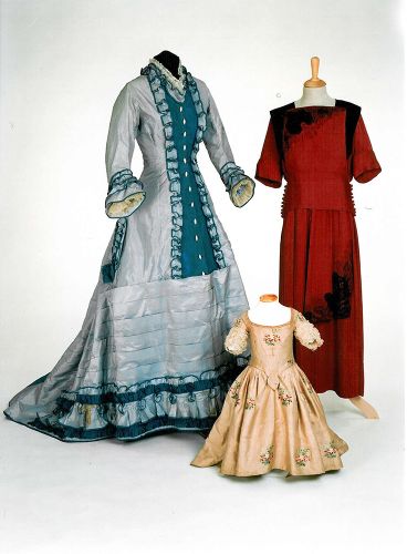 Zwei Damenkostüme, ca. 1875 und 1915 sowie Kinderkleid von 1760 (Foto: Renate Deckers-Matzko)