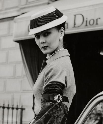 Renée in Kostüm von Christian Dior, Paris 1951; Münchner Stadtmuseum, Sammlung Fotografie Renée in Kostüm von Christian Dior, Paris 1951; Münchner Stadtmuseum, Sammlung Fotografie