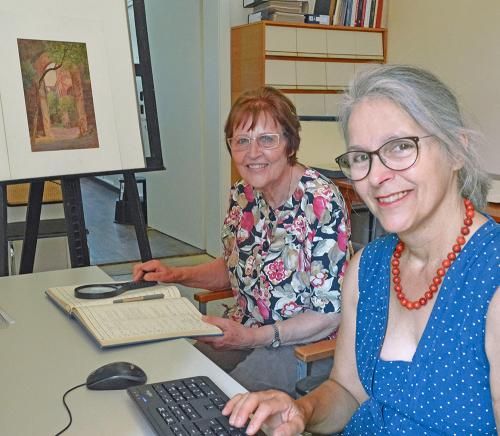 Jutta Schettler und Gabriele Schneidmüller bei Inventarisationsarbeiten in der Graphischen Sammlung. (Foto: KMH) Jutta Schettler und Gabriele Schneidmüller bei Inventarisationsarbeiten in der Graphischen Sammlung. (Foto: KMH)