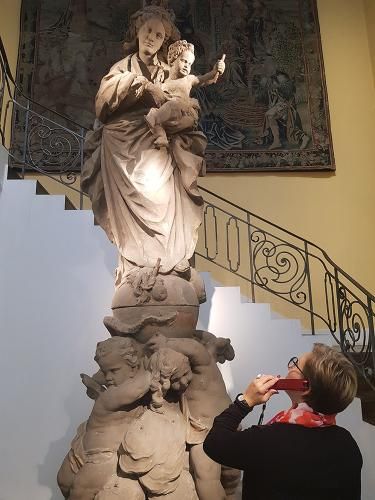 Frau vor einer Marienstatue (Foto: KMH)