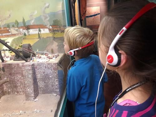 Kindern bei einer Museumsführung mit dem Audioguide (Foto: Kurpfälzisches Museum)