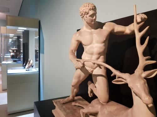 Herkules fängt die Hirschkuh mit dem goldenen Geweih, Leihgabe aus dem Antikenmuseum Basel (Foto: KMH/Seele) Herkules fängt die Hirschkuh mit dem goldenen Geweih, Leihgabe aus dem Antikenmuseum Basel (Foto: KMH/Seele)