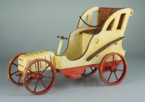Spielerei - Ein historisches Holzauto (Foto: KMH)