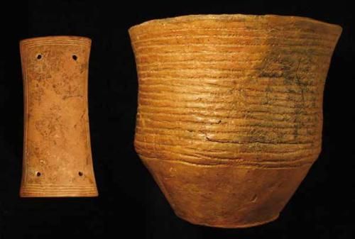 Glockenbecher und Armschutzplatte, 2.350 – 2.000 v. Chr. (Foto: KMH/Kemmet)