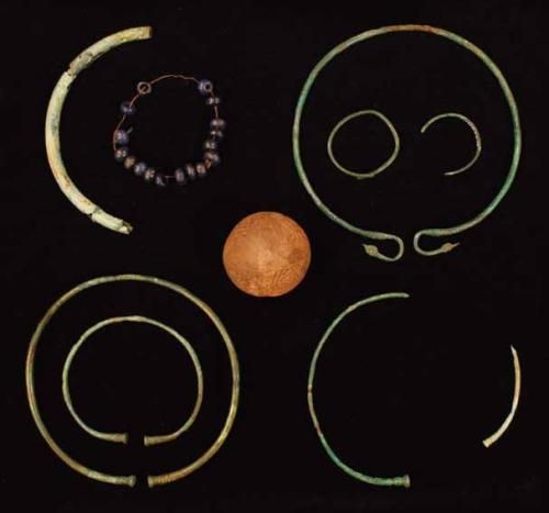 Unheilabwehrender Schmuck einer Keltin aus Wieblingen, Glas, Bronze, Ton, 5./4. Jahrhundert v. Chr. (Foto: KMH/Kemmet)