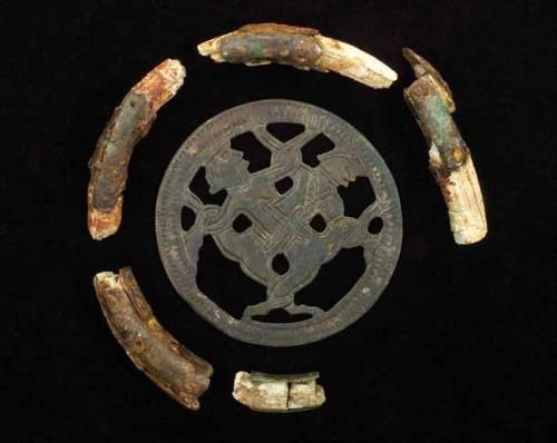 Merowingische Zierscheibe, 7. Jahrhundert n. Chr., Bronze und Bein (Foto: KMH/Kemmet)