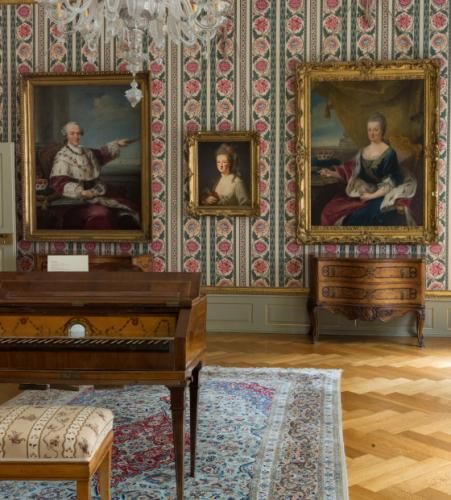 Blick in einen der zeitgemäß ausgestatteten Ausstellungsräumen im Museumspalais. Gemälde: Kurfürstenpaar, porträtiert von Johann Georg Ziesenis (1716 - 1776), in der Mitte die Maitresse Josepha Seiffert, gemalt von Johann Peter Hoffmeister (1740 - 1772). Foto: Steffen Diemer Blick in einen der zeitgemäß ausgestatteten Ausstellungsräumen im Museumspalais. Gemälde: Kurfürstenpaar, porträtiert von Johann Georg Ziesenis (1716 - 1776), in der Mitte die Maitresse Josepha Seiffert, gemalt von Johann Peter Hoffmeister (1740 - 1772). Foto: Steffen Diemer