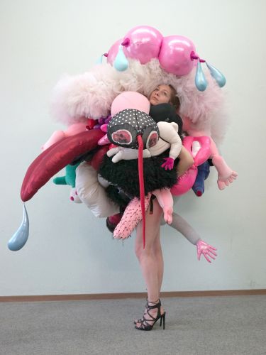 Die Highheels-Skulptur von Justyna Koeke trägt die Last des Alltags. C-Print, © Justyna Koeke 2017 Die Highheels-Skulptur von Justyna Koeke trägt die Last des Alltags. C-Print, © Justyna Koeke 2017