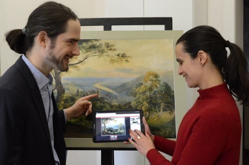 Josua Walbrodt und Dr. Julia Carrasco vom Kurpfälzischen Museum freuen sich über Carl Rottmanns Heidelbergansicht auf der digitalen Plattform heidICON. Foto: KMH