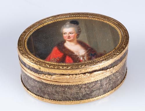 Dose aus Gold und Schildpatt mit dem Bildnis der Kurfürstin Elisabeth Augusta, um 1775 Dose aus Gold und Schildpatt mit dem Bildnis der Kurfürstin Elisabeth Augusta, um 1775