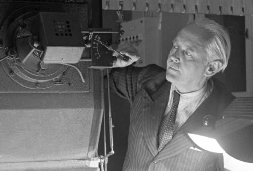 Der technikbegeisterte Fritz Hartschuh an der Reprokamera der RNZ. Stadtarchiv Heidelberg Der technikbegeisterte Fritz Hartschuh an der Reprokamera der RNZ. Aufnahme aus dem Nachlass von Fritz Hartschuh, Stadtarchiv Heidelberg