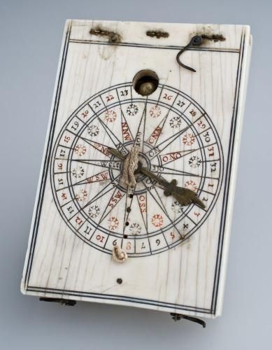 Kompass, Sonnenuhr und Kalender, bezeichnet: Leonhard Karner, anno 1732, Elfenbein, graviert, Glas, Metall, Faden (Foto: KMH/Gattner) Kompass, Sonnenuhr und Kalender, bezeichnet: Leonhard Karner, anno 1732, Elfenbein, graviert, Glas, Metall, Faden (Foto: KMH/Gattner)