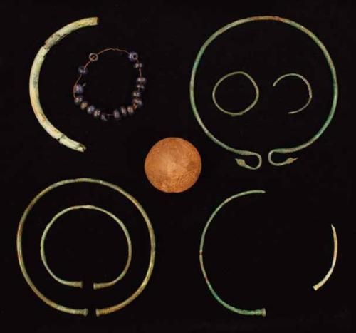 Unheilabwehrender Schmuck einer Keltin aus Wieblingen, Glas, Bronze, Ton, 5./4. Jahrhundert v. Chr. (Foto: KMH/Kemmet) Unheilabwehrender Schmuck einer Keltin aus Wieblingen, Glas, Bronze, Ton, 5./4. Jahrhundert v. Chr. (Foto: KMH/Kemmet)