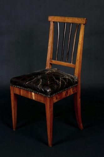Biedermeier-Lehnstuhl mit originaler Polsterung, um 1820 – 1830, Pfalz, Kirschbaum, Buche, Lederbespannung, Pfalz (Foto: KMH/Gattner) Biedermeier-Lehnstuhl mit originaler Polsterung, um 1820 – 1830, Pfalz, Kirschbaum, Buche, Lederbespannung, Pfalz (Foto: KMH/Gattner)