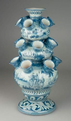 Blumenvase, Italien?, 20. Jahrhundert Fayence, blau und weiß glasiert und bemalt, ohne Marke Dm. 18,5 cm, H. 47 cm (Foto: KMH) Blumenvase, Italien?, 20. Jahrhundert Fayence, blau und weiß glasiert und bemalt, ohne Marke Dm. 18,5 cm, H. 47 cm (Foto: KMH)