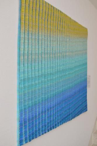 Inge Hueber (geb. 1943), Patchworkquilt Seascape, 2015, selbstgefärbte Baumwolle, Seminole-Technik (Variation), 130 x 200 cm (Foto: KMH) Inge Hueber (geb. 1943), Patchworkquilt Seascape, 2015, selbstgefärbte Baumwolle, Seminole-Technik (Variation), 130 x 200 cm (Foto: KMH)