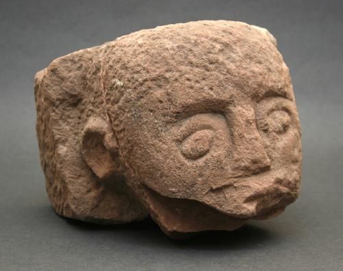 Gesichtsmaske vom Heiligenberg, Michaelskloster (Cellarium). Roter Sandstein, spätes Mittelalter, 11./ 12. Jahrhundert, 18,5x22,5x18 cm (Foto: KMH)