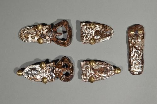 Frühmittelalterliche Schuhgarnitur Gefunden 1972 im Reihengräberfriedhof „Alter Berg“, Spalten von links nach rechts: Schnalle mit Dorn und Bügel, Gegenbeschlag, Riemenzunge. Eisen mit Silbertauschierung, Kupferlegierung. 1. Hälfte 7. Jahrhundert n. Chr. (Foto: KMH)