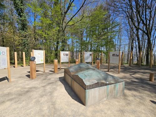 Der Infopoint Heiligenberg erinnert an die von Ringmauern umgebene keltische Siedlung auf dem Heiligenberg (Foto: KMH). Der Infopoint Heiligenberg erinnert an die von Ringmauern umgebene keltische Siedlung auf dem Heiligenberg (Foto: KMH).