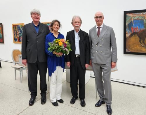 Carsten und Hitomi Wilkening übernehmen für die Bachstunde symbolisch den Dirigentenstock von Arnold Werner-Jensen und Frieder Hepp.