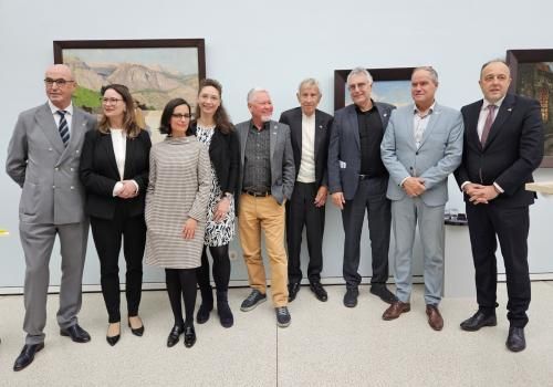 Bei der Ausstellungseröffnung im Kurpfälzischen Museum stehen viele Akteure aus Kultur und Politik zusammen. Foto: KMH