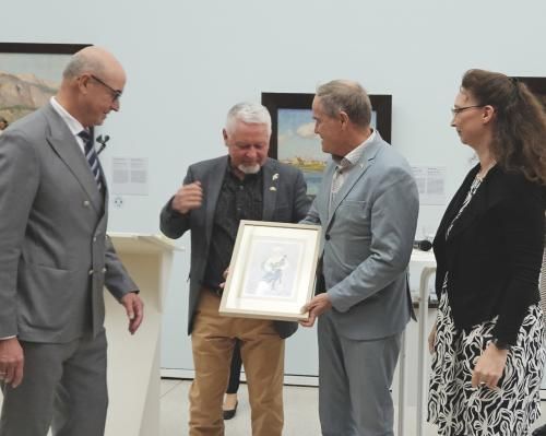 Kunst verbindet: Ihor Poronyk, Museumsdirektor aus Odesa, schenkt der Stadt Heidelberg ein graphisches Kunstwerk aus seiner Heimat. 