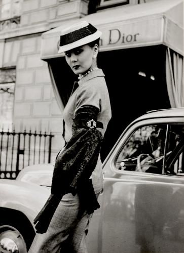 Renée in Kostüm von Christian Dior, Paris 1951; Aufnahme von Regina Relang, Münchner Stadtmuseum, Sammlung Fotografie, Archiv Relang Titelmotiv der Ausstellung: Renée in Kostüm von Christian Dior, Paris 1951; Aufnahme von Regina Relang, Münchner Stadtmuseum