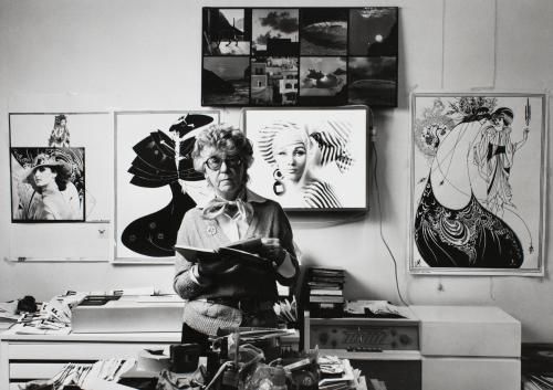 Regina Relang auf einem Foto von Kurt Julius, Münchner Stadtmuseum, Sammlung Fotografie Regina Relang (1906 – 1989) machte als Modefotografin Karriere – hier in ihrem Atelier in den 1980er Jahren. Foto von Kurt Julius, Münchner Stadtmuseum