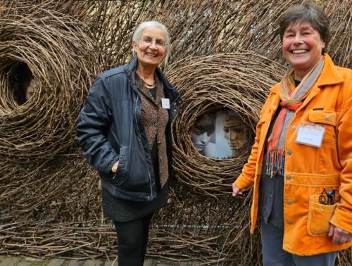 Rebenranken bilden das Ausgansmaterial für ein kunstvolles Raumobjekt im Museumshof.