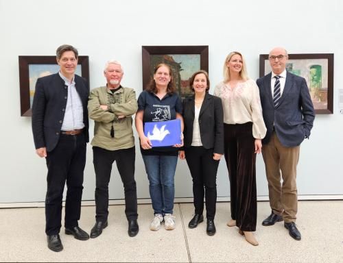 Vor den Meisterwerken aus Odesa stehen Jürgen Odszuck, Erster Bürgermeister der Stadt Heidelberg, Ihor Poronyk, Direktor Odesa Museum für Westliche und Östliche Kunst, Alexa Gillmann, Leiterin der Ohrwurm AG der Friedrich-Ebert-Grundschule, Stefaniya Ptashnyk, Übersetzerin Universität Heidelberg, Katerina Kieper, Fotografin aus Odesa, Frieder Hepp, Direktor Kurpfälzisches Museum. Foto: KMH