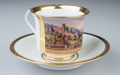 Ansichtentasse, Porzellan, bemalt, vergoldet, um 1850 Tasse: KPM Berlin, 1847–1849, Untertasse: KPM 1849–1870 (Foto: KMH) Ansichtentasse, Porzellan, bemalt, vergoldet, um 1850 Tasse: KPM Berlin, 1847–1849, Untertasse: KPM 1849–1870 (Foto: KMH)